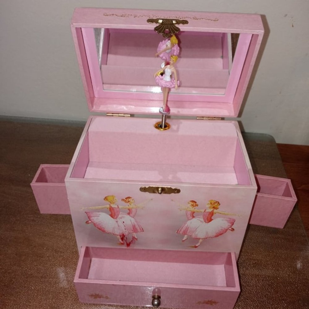 Music Jewelry Box Wind-Up. Beautiful Music Box plays the classic "Swan Lake"